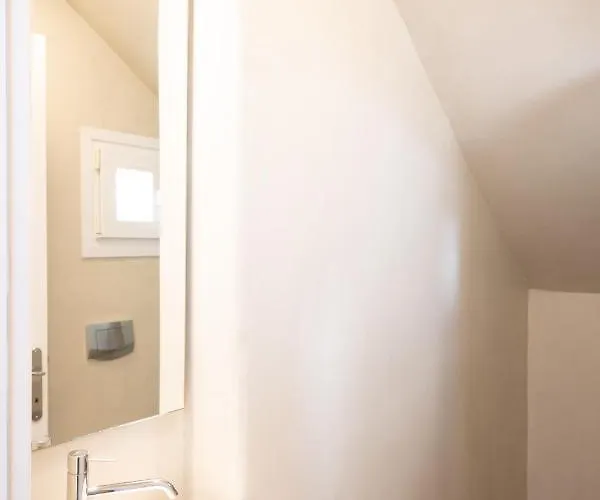 ベッド・アンド・ブレックファスト Blue, White And Grey