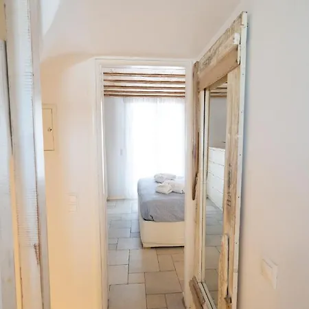 Blue, White And Grey אורנוס