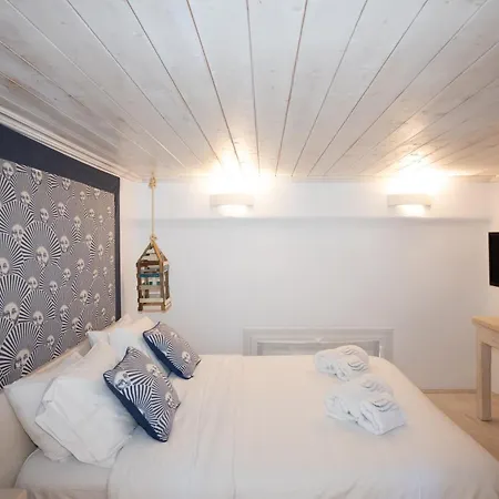 Blue, White And Grey Frühstückspension